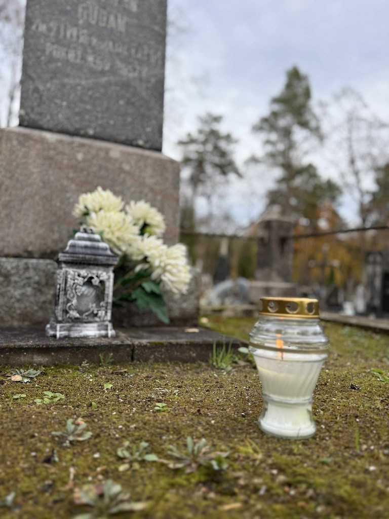 Mokiniai_tvarke_Kalvariju_kapines_2025_11_1