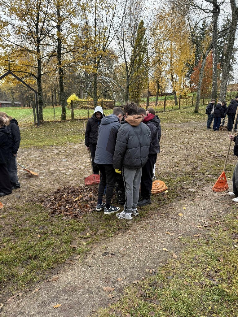 Mokiniai_tvarke_Kalvariju_kapines_2025_11_10