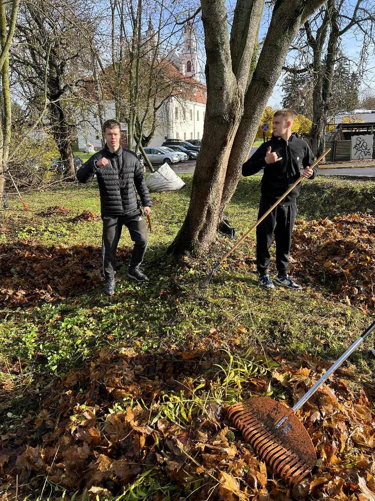 Mokiniai_tvarke_Kalvariju_kapines_2025_11_11