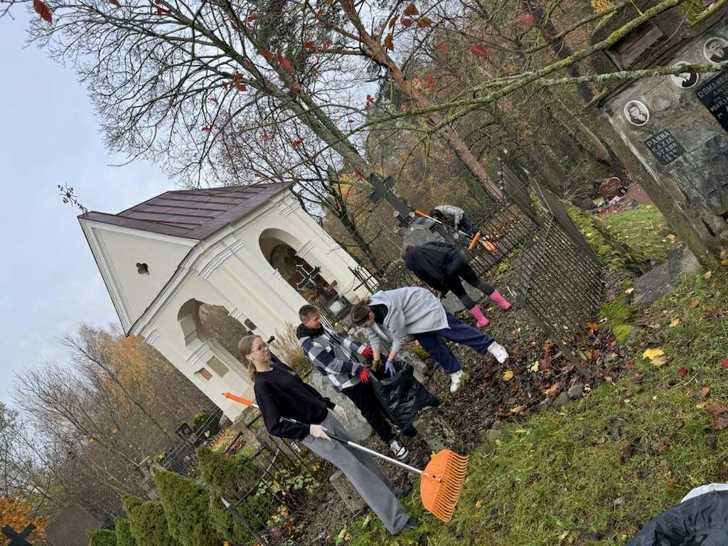 Mokiniai_tvarke_Kalvariju_kapines_2025_11_12