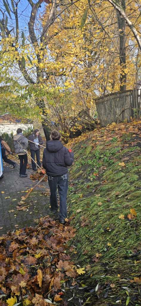 Mokiniai_tvarke_Kalvariju_kapines_2025_11_13