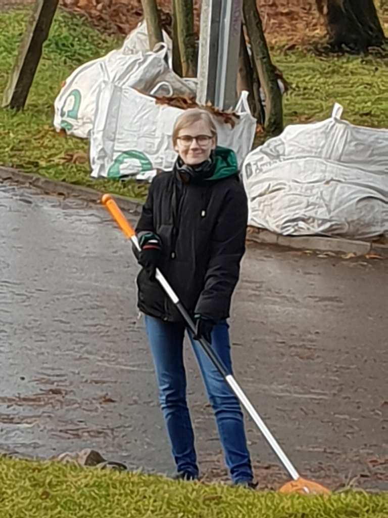 Mokiniai_tvarke_Kalvariju_kapines_2025_11_14