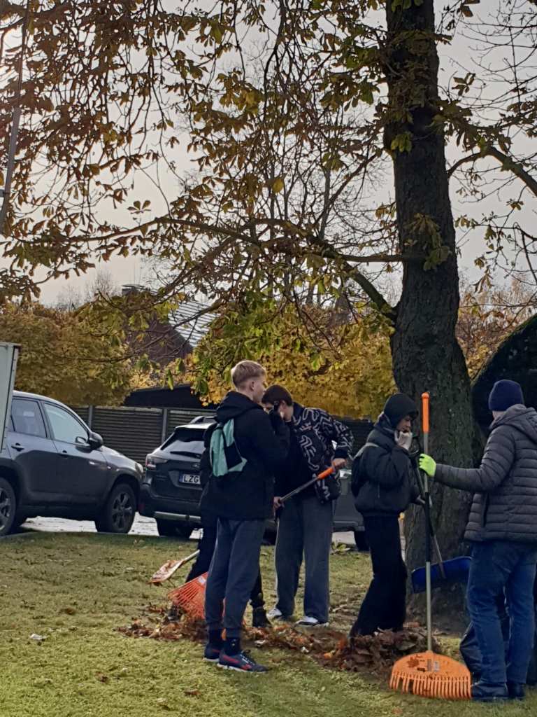 Mokiniai_tvarke_Kalvariju_kapines_2025_11_15