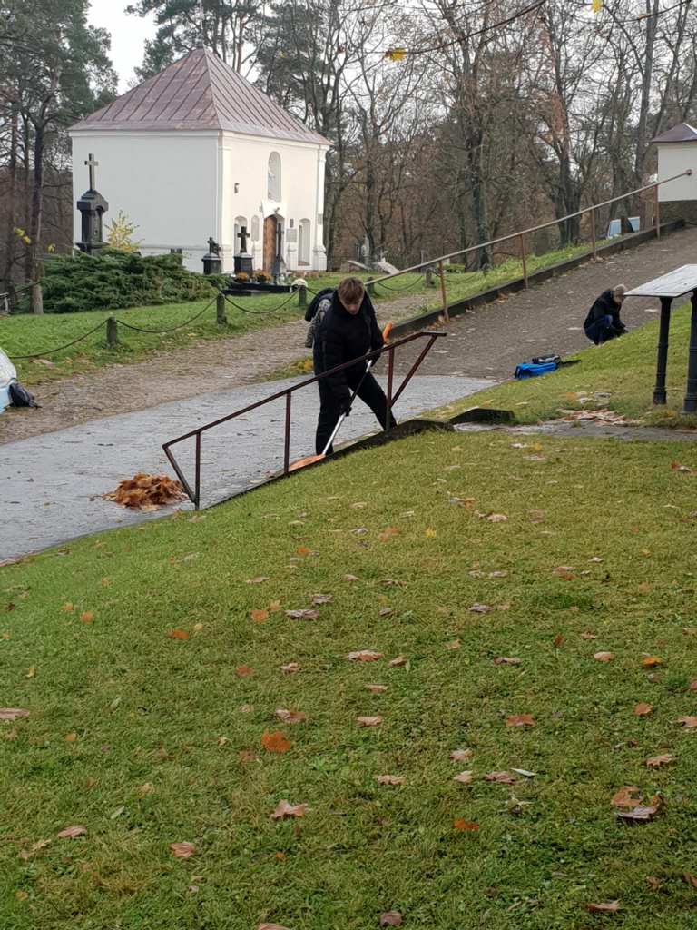 Mokiniai_tvarke_Kalvariju_kapines_2025_11_16