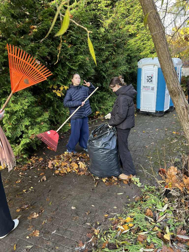 Mokiniai_tvarke_Kalvariju_kapines_2025_11_18