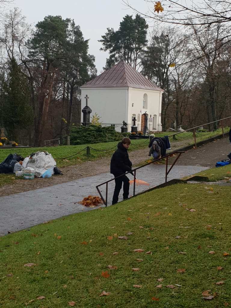 Mokiniai_tvarke_Kalvariju_kapines_2025_11_19