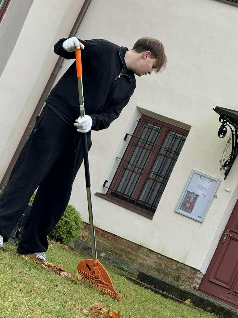 Mokiniai_tvarke_Kalvariju_kapines_2025_11_2