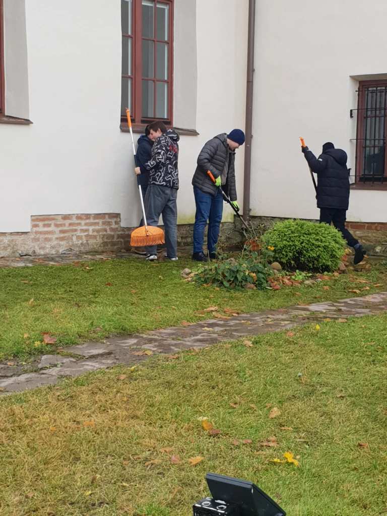 Mokiniai_tvarke_Kalvariju_kapines_2025_11_20