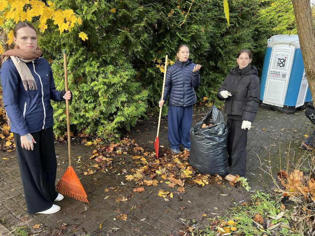 Mokiniai_tvarke_Kalvariju_kapines_2025_11_21