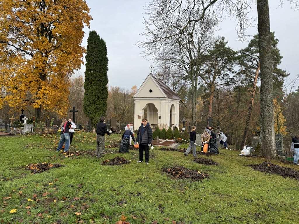 Mokiniai_tvarke_Kalvariju_kapines_2025_11_23