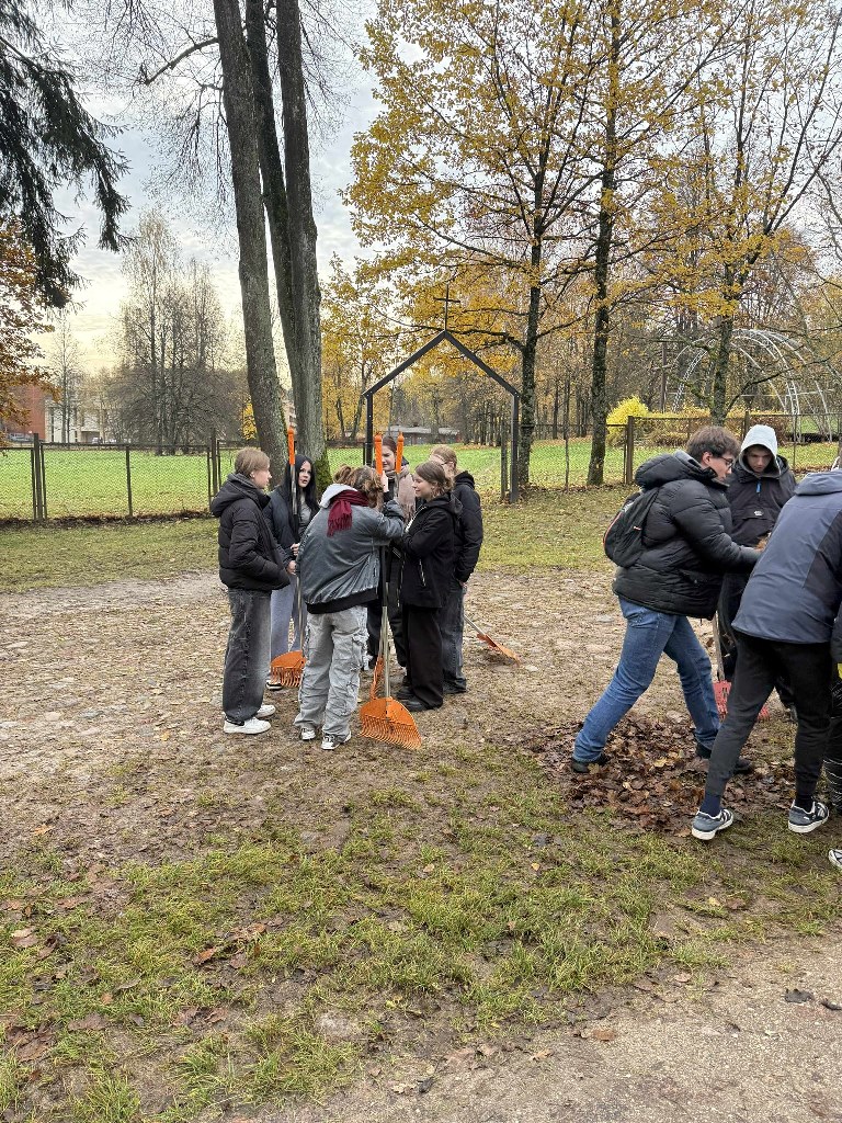 Mokiniai_tvarke_Kalvariju_kapines_2025_11_25