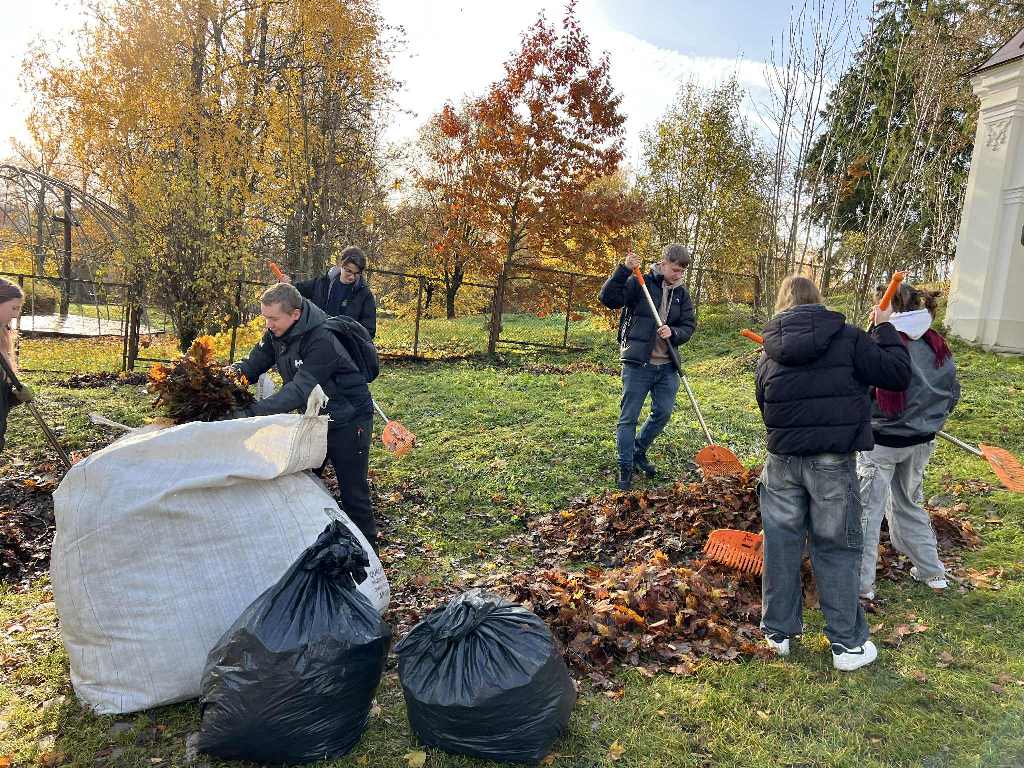 Mokiniai_tvarke_Kalvariju_kapines_2025_11_26