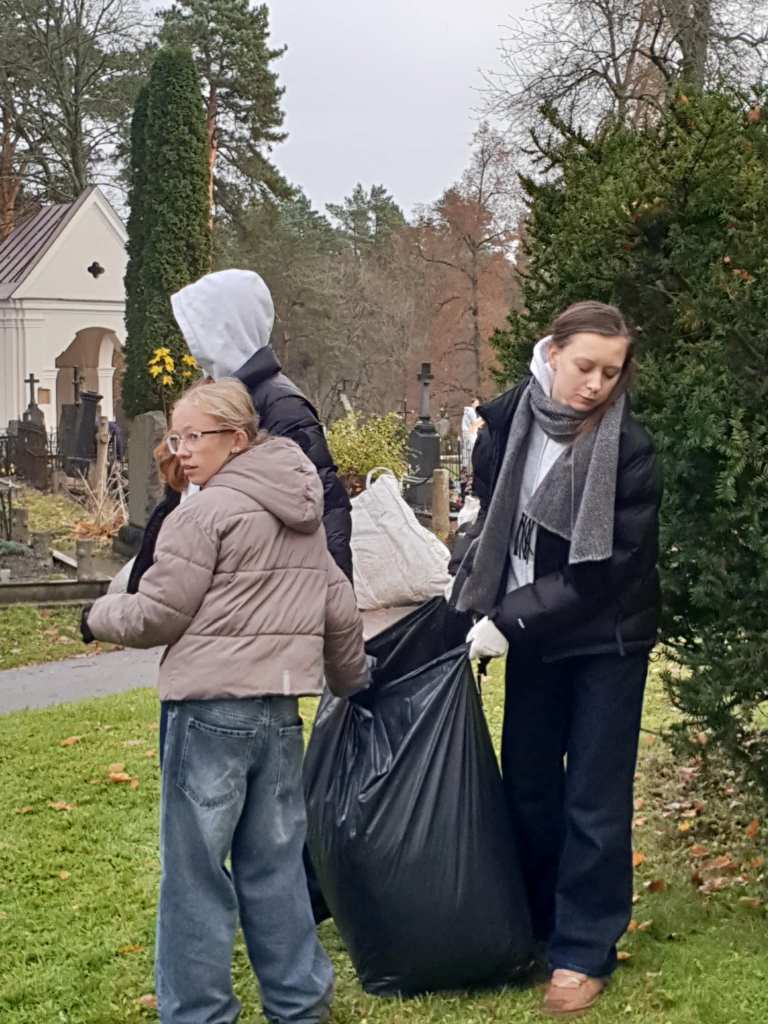 Mokiniai_tvarke_Kalvariju_kapines_2025_11_27