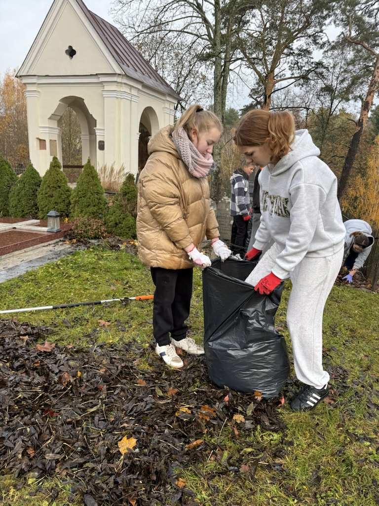 Mokiniai_tvarke_Kalvariju_kapines_2025_11_28