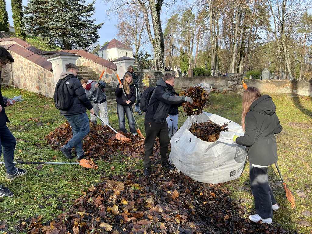 Mokiniai_tvarke_Kalvariju_kapines_2025_11_29