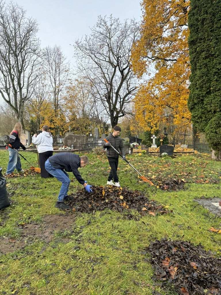 Mokiniai_tvarke_Kalvariju_kapines_2025_11_3