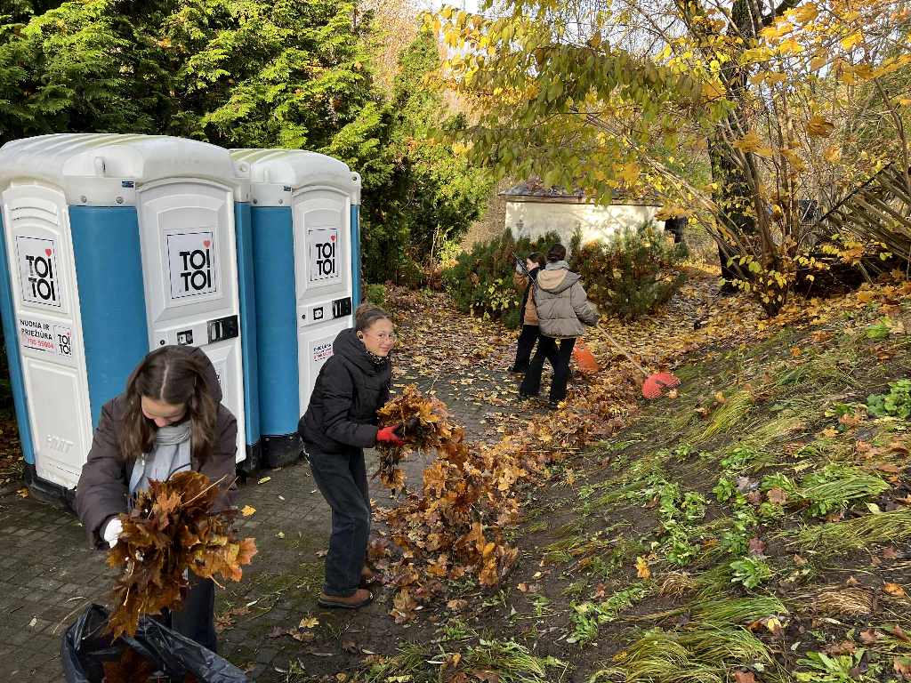 Mokiniai_tvarke_Kalvariju_kapines_2025_11_30