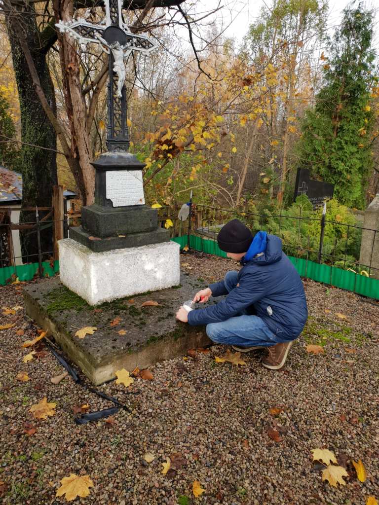 Mokiniai_tvarke_Kalvariju_kapines_2025_11_31