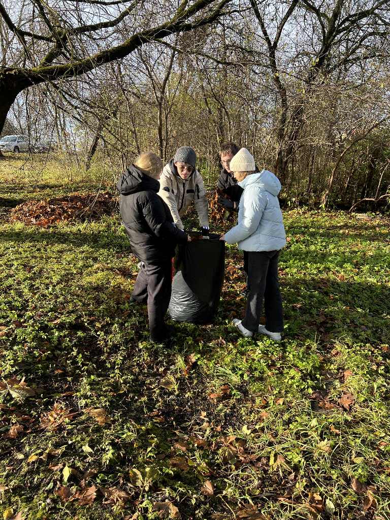 Mokiniai_tvarke_Kalvariju_kapines_2025_11_32