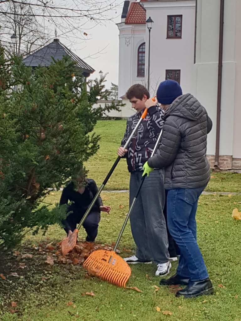 Mokiniai_tvarke_Kalvariju_kapines_2025_11_33