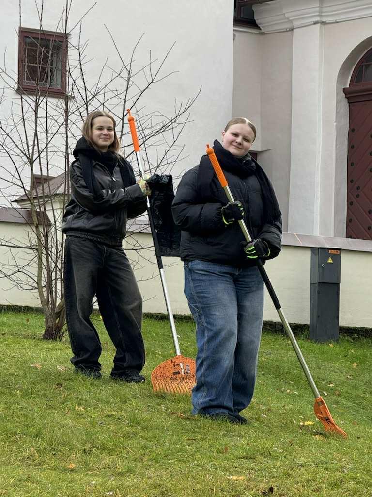 Mokiniai_tvarke_Kalvariju_kapines_2025_11_34