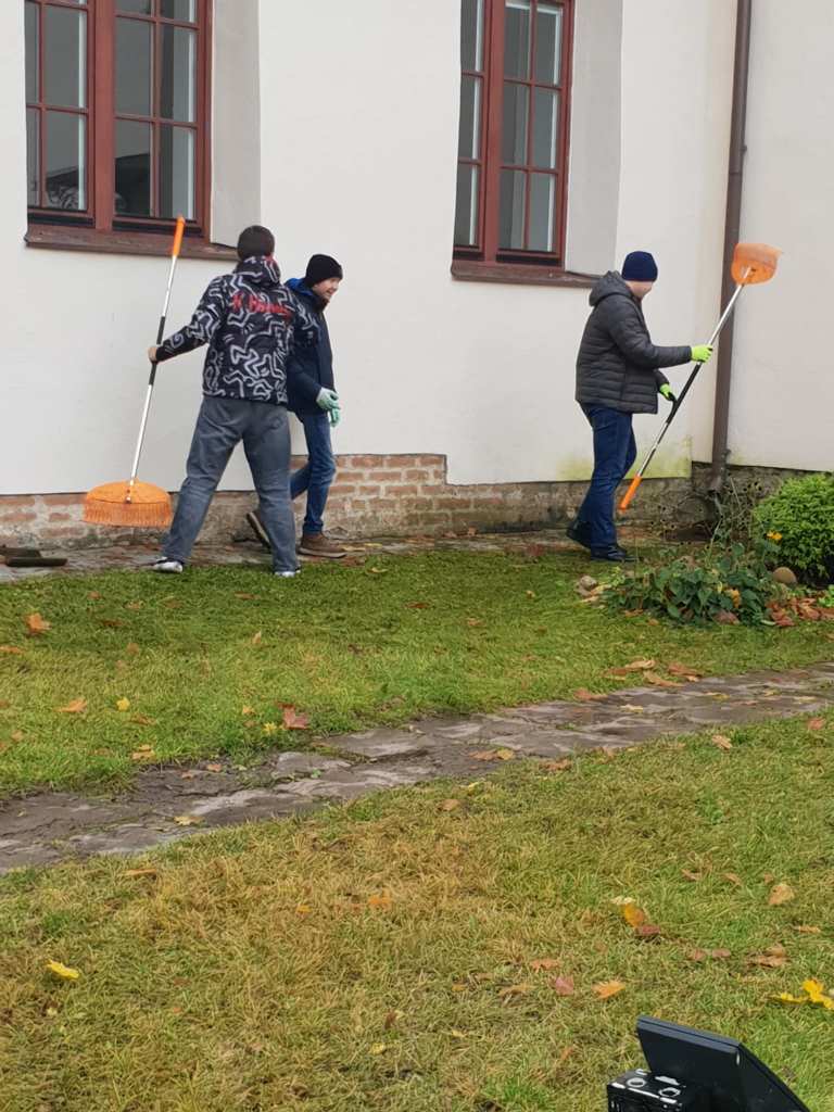 Mokiniai_tvarke_Kalvariju_kapines_2025_11_35