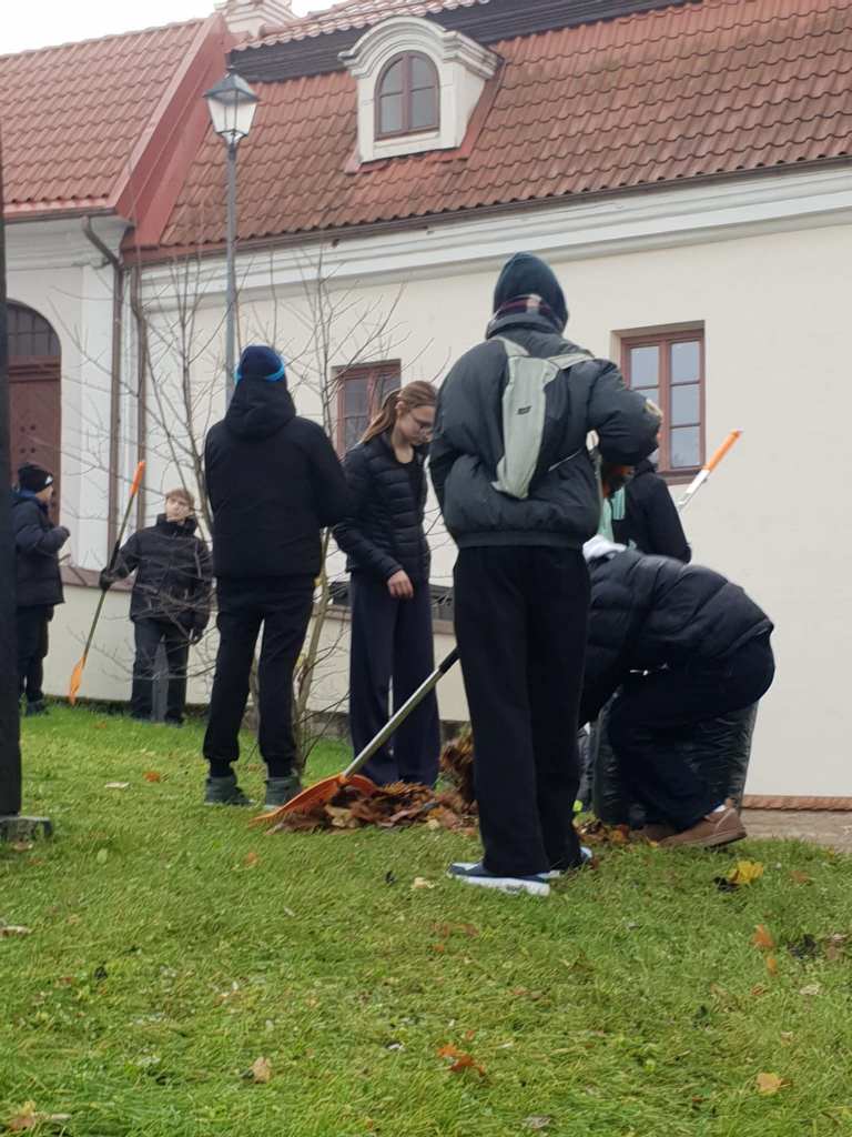 Mokiniai_tvarke_Kalvariju_kapines_2025_11_36