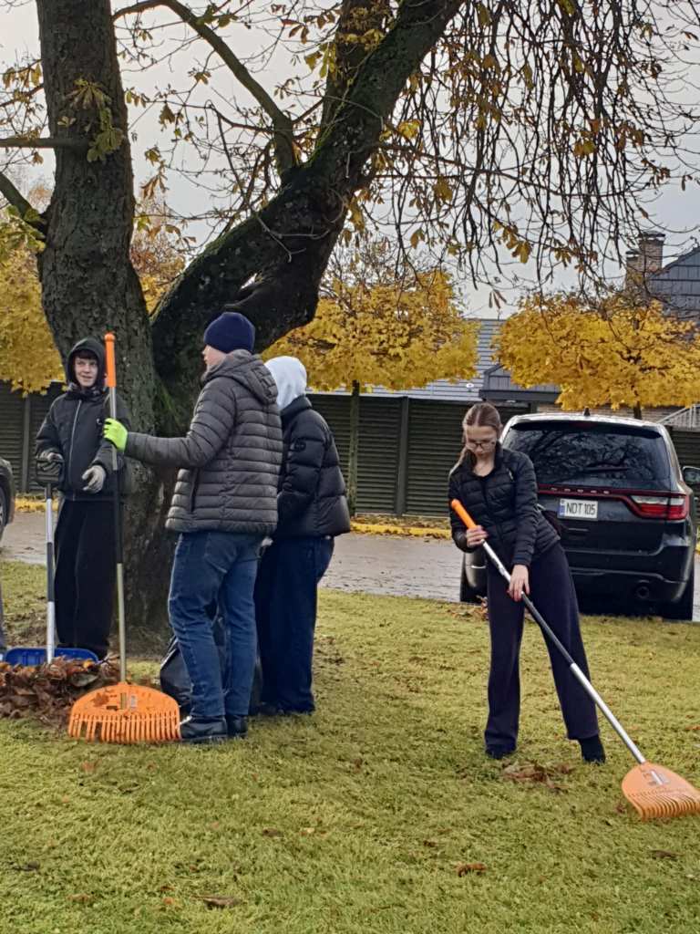 Mokiniai_tvarke_Kalvariju_kapines_2025_11_5