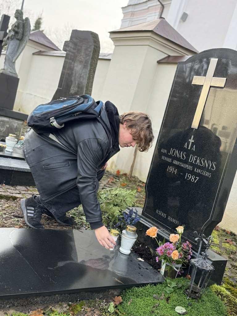Mokiniai_tvarke_Kalvariju_kapines_2025_11_6