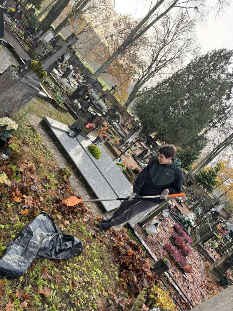 Mokiniai_tvarke_Kalvariju_kapines_2025_11_7