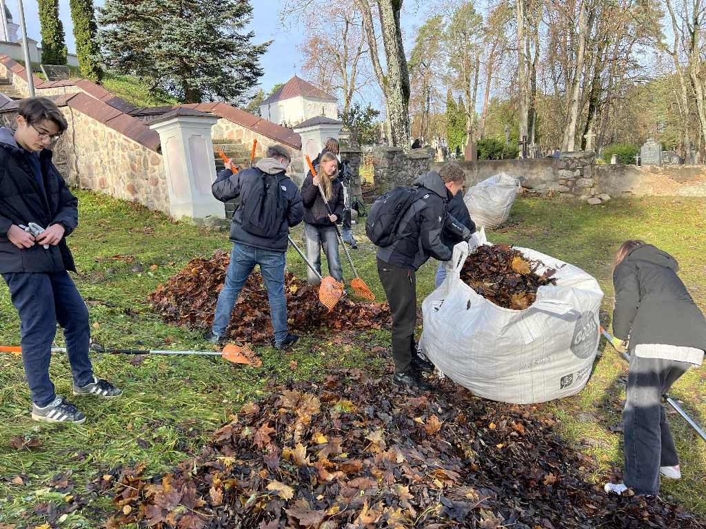 Mokiniai_tvarke_Kalvariju_kapines_2025_11_8