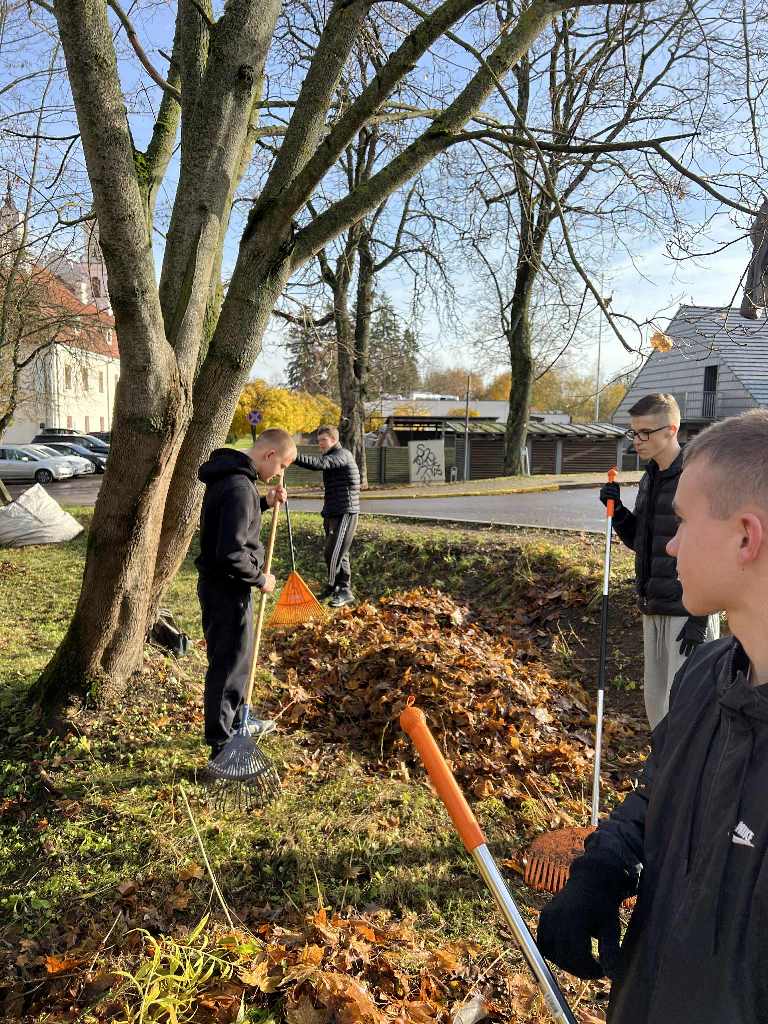 Mokiniai_tvarke_Kalvariju_kapines_2025_11_9